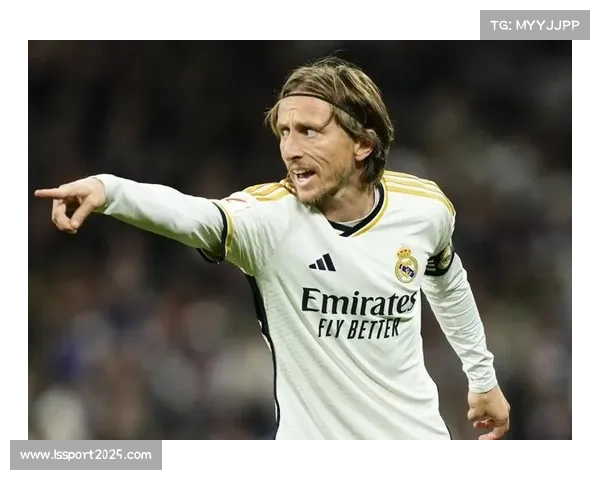 镜头聚焦：老将莫德里奇主罚任意球前的凝神瞬间